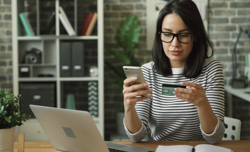 Photo d'une femme qui regarde ses finances pour démontrer le contrôle sur ses dépenses avec Najar