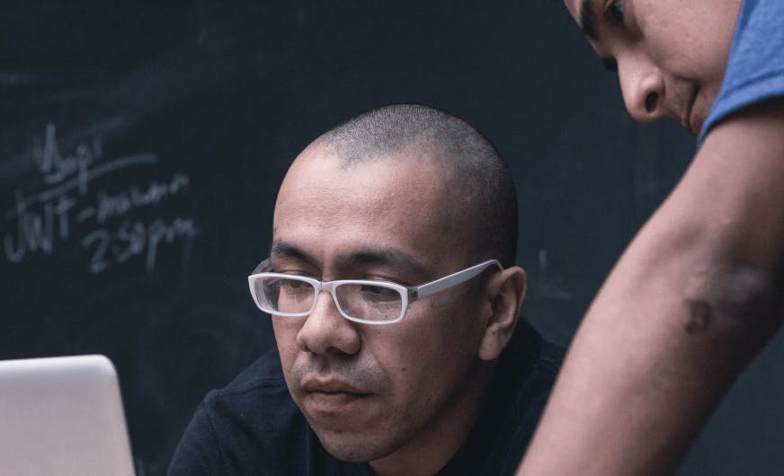 Photo de deux hommes qui regardent un écran pour illustrer la possibilité de protéger le processus d'achat avec Najar