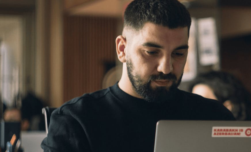 Photo d'une homme qui regarde un écran pour illustrer le gain de temps avec l'utilisation de la solution Najar