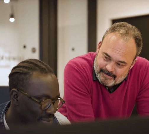 Photo of Iziwork CTO talking to his team