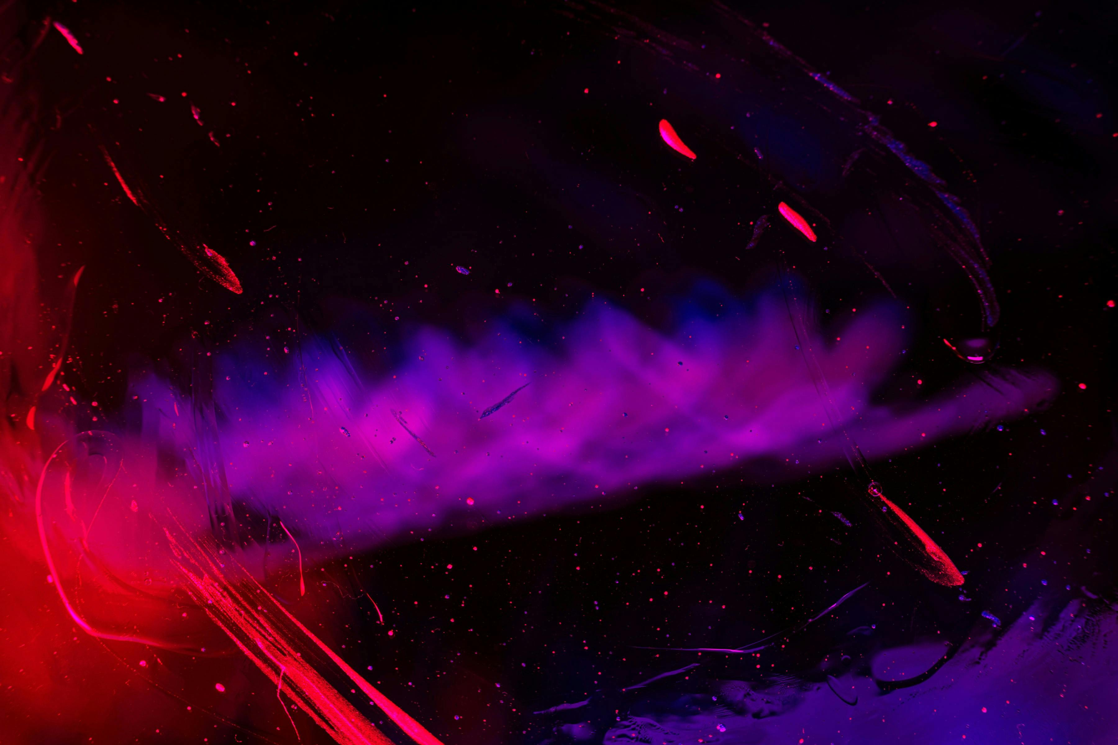 vagues de couleurs violet et rouge sur un fond noir